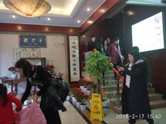 吃完套餐下楼的顾客们-龙抄手(春熙路总店)