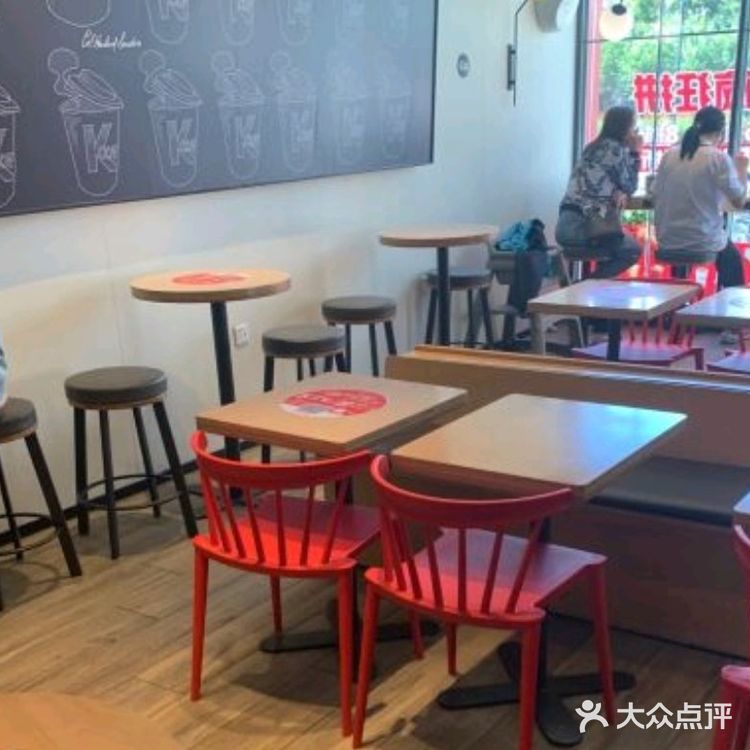 肯德基的主要品牌颜色是红色和白色