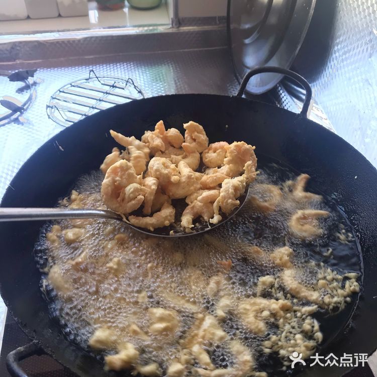 虾仁变色后就可以出锅了！