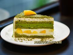 黄桃抹茶奶酥奶油蛋糕-black rainbow coffee