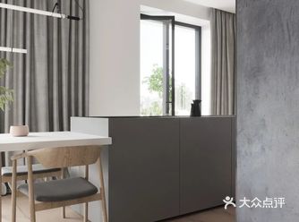 装饰使用了匹配的色调和天然材料——混凝土、橡木贴面、