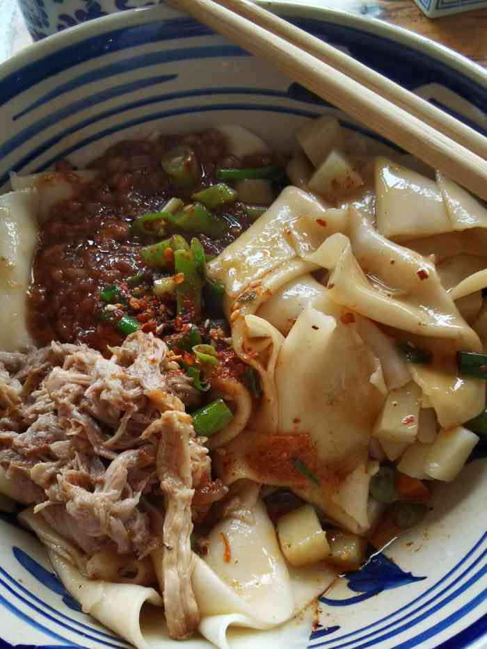 小店位于阳阳国际一楼,非常好找,我点了他们家的腊汁肉揪面片,面汤