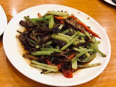 茶树菇炒牛柳-牧羊餐厅