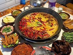 -渝嘴小老弟老火锅(华新村店)