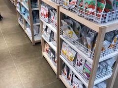 -名创优品(北京新中关购物中心地铁层店)
