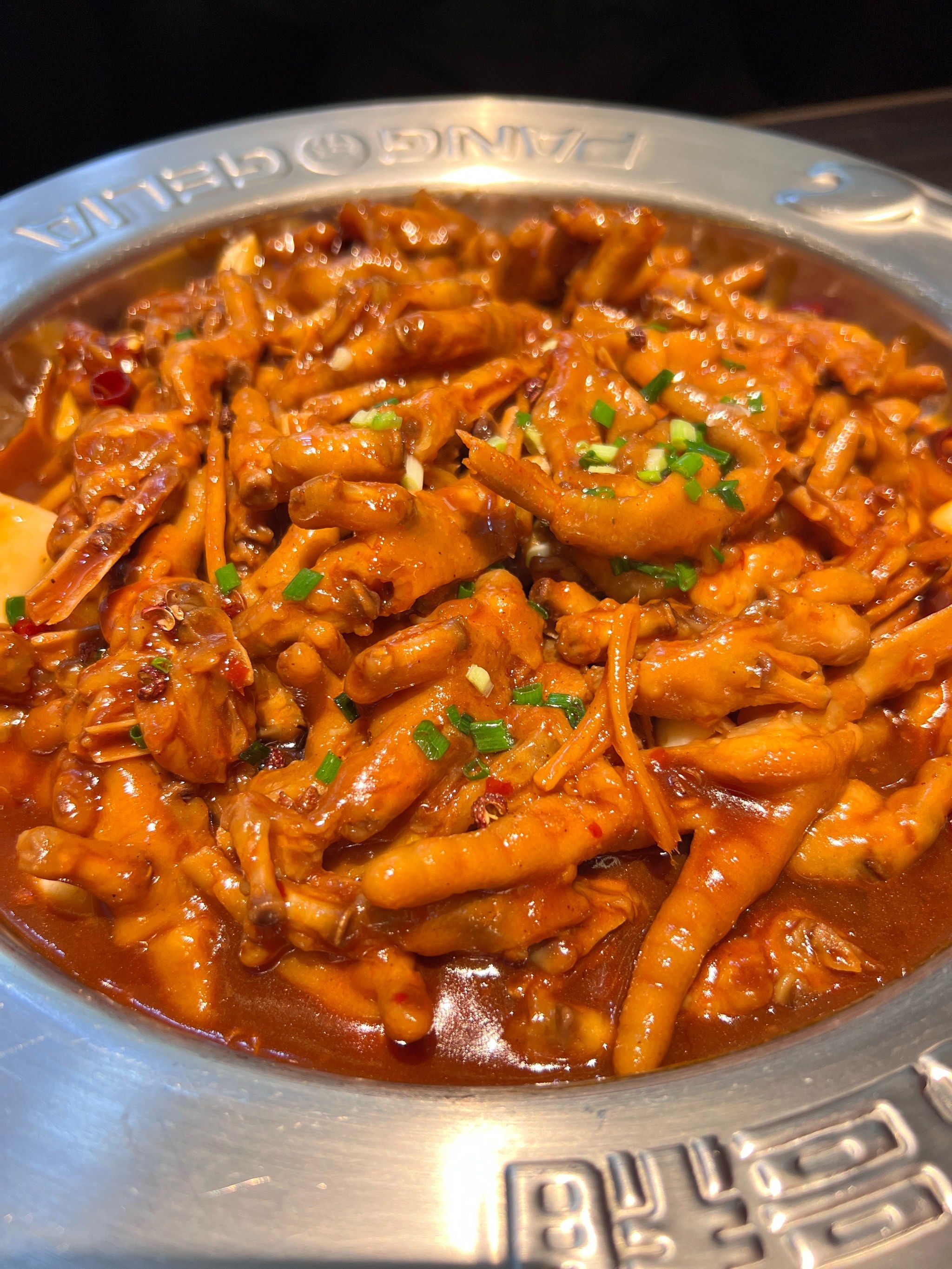 胖哥俩太赞啦!肉蟹煲鲜香入味,鸡爪软糯脱