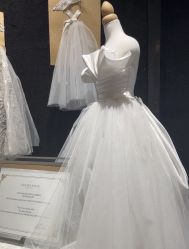 -不晚国际婚纱礼服