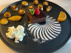 巧克力慕斯蛋糕配煎香蕉-火车头法国西餐厅