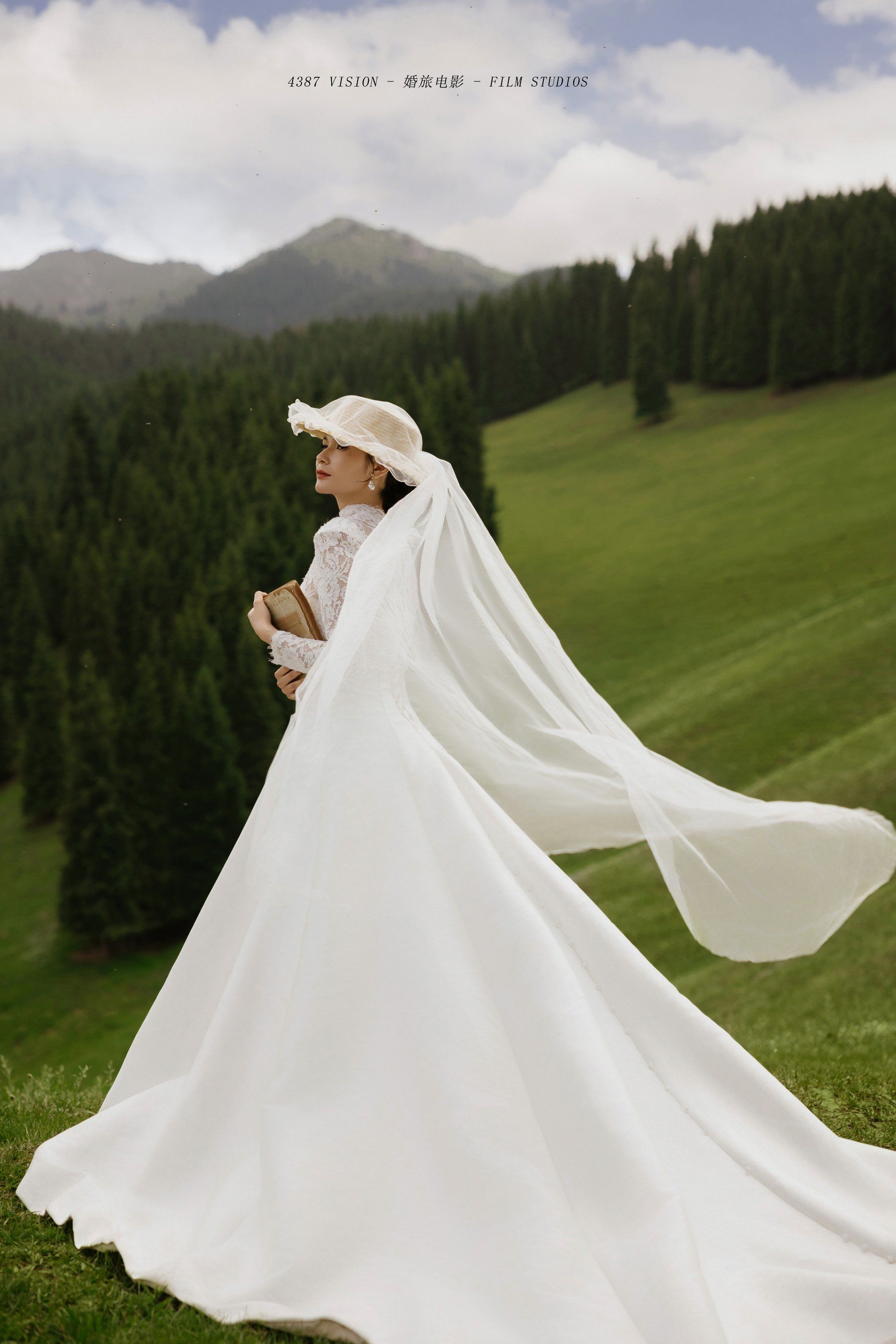 这组婚纱照,头纱如梦幻之翼,飘动间流露着