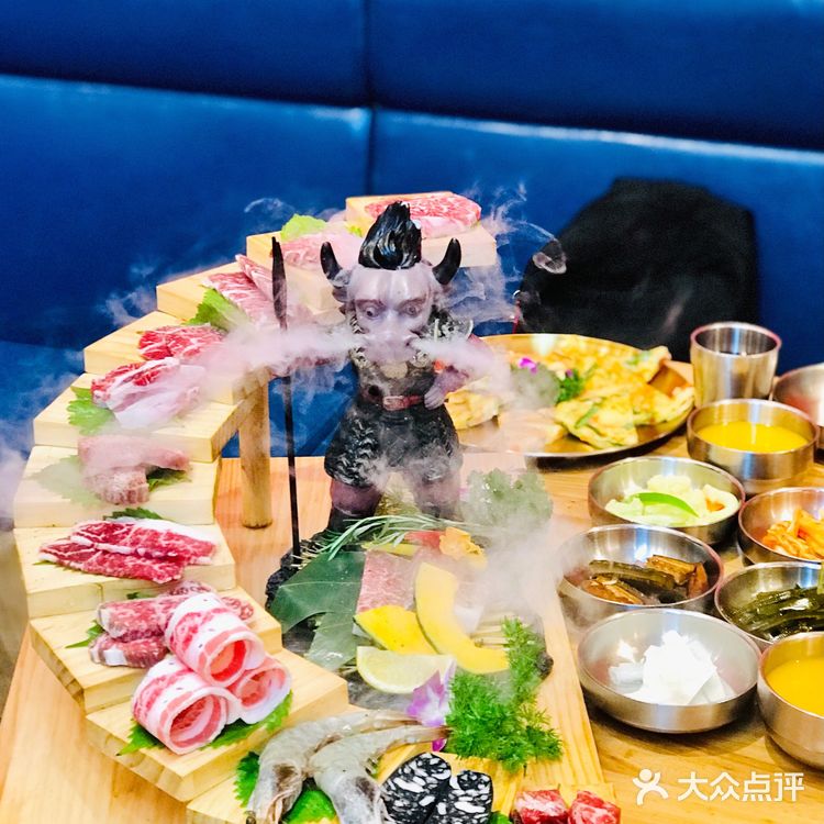 🍋网红探店｜品12层旋转阶梯烤肉，赏大鱼海棠