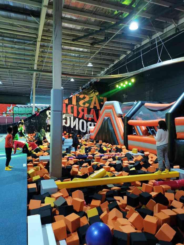 跃客蹦床公园-"场地真的好大,因为是周中去的,人不多,工.
