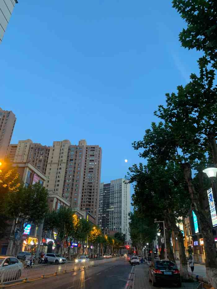 打分 华灯初上的八大家红坊里.还有月亮.