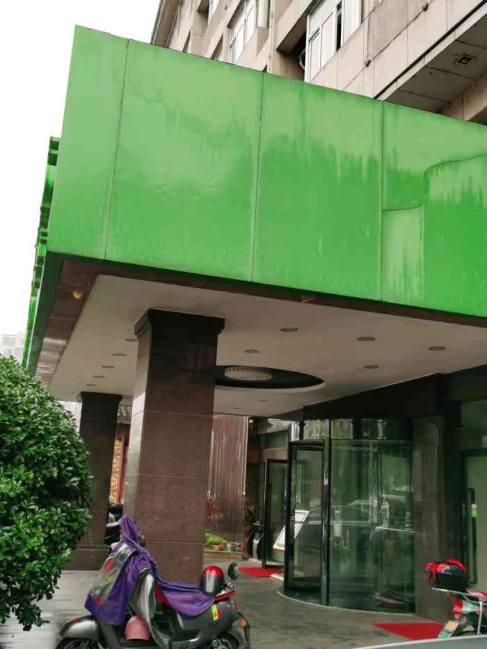 五悦景区连锁酒店(临安万华广场吴越街店"临时入住的,还可以挺好的