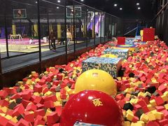 -嘿哟动霸CHUA·新潮玩运动娱乐中心·蹦床滑冰团建乐园