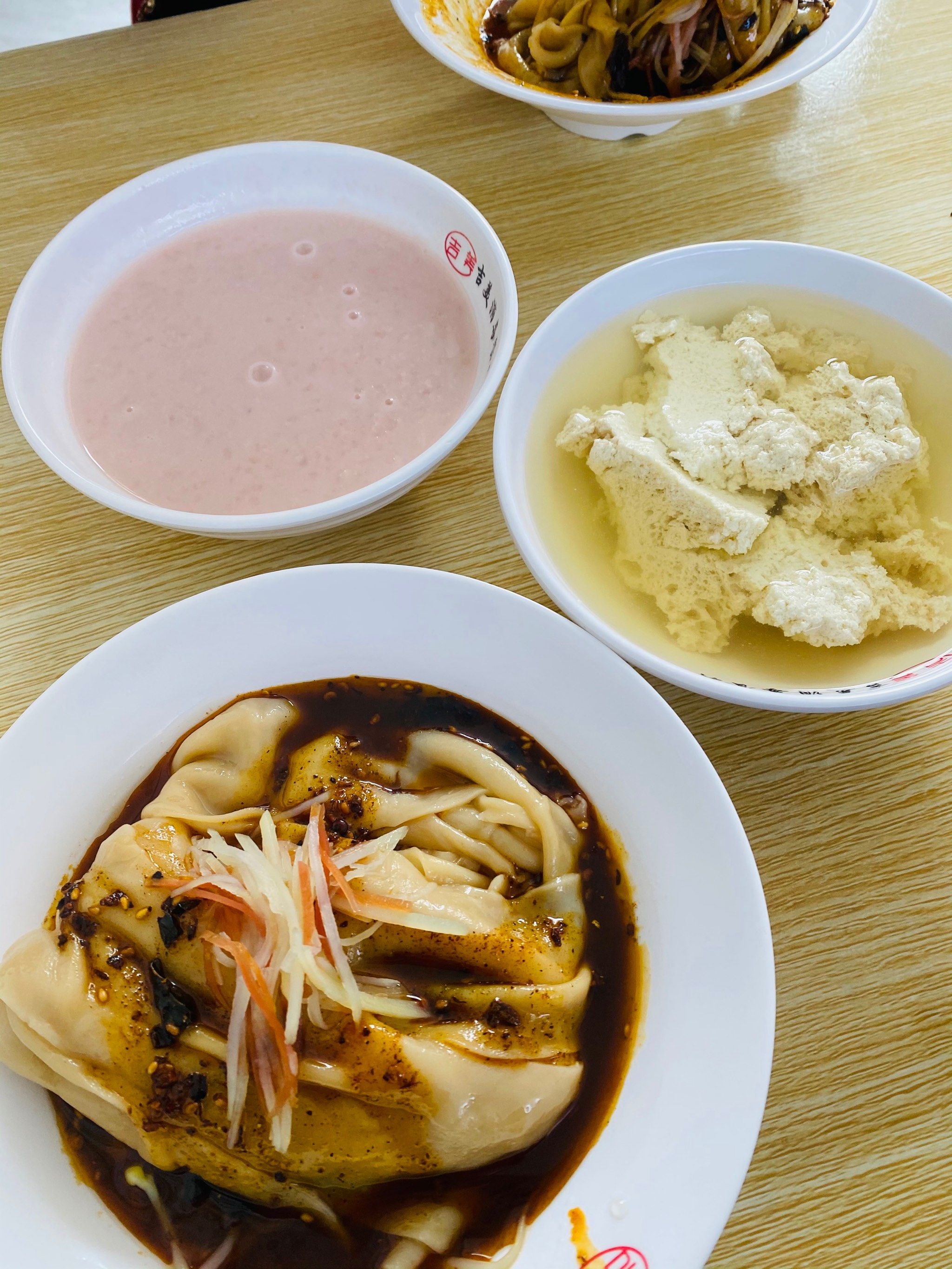 觅食记
面皮,菜豆腐,花生稀饭
汉中早餐三件套
有点想念了