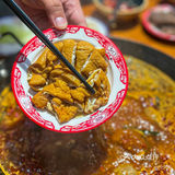 来吃这家地摊火锅，为的就是实现🆓啤酒畅饮‼️