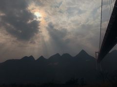 游客中心侧面看到的关岭和桥-坝陵河大桥