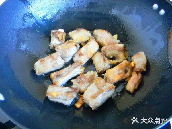 葱姜蒜切片。冷水锅放入排骨焯水