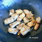 葱姜蒜切片。冷水锅放入排骨焯水