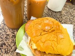 菠萝芝士猪扒蛋包-新鸿发咖啡美食