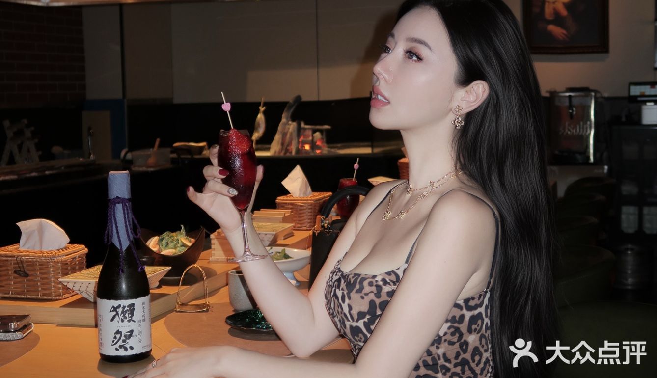 朋友酒杯碰一碰