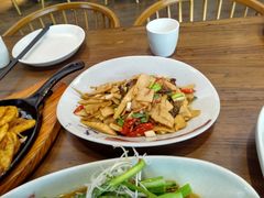 -阿瓦山寨·湘菜现炒·剁椒鱼头王(咸阳总店)