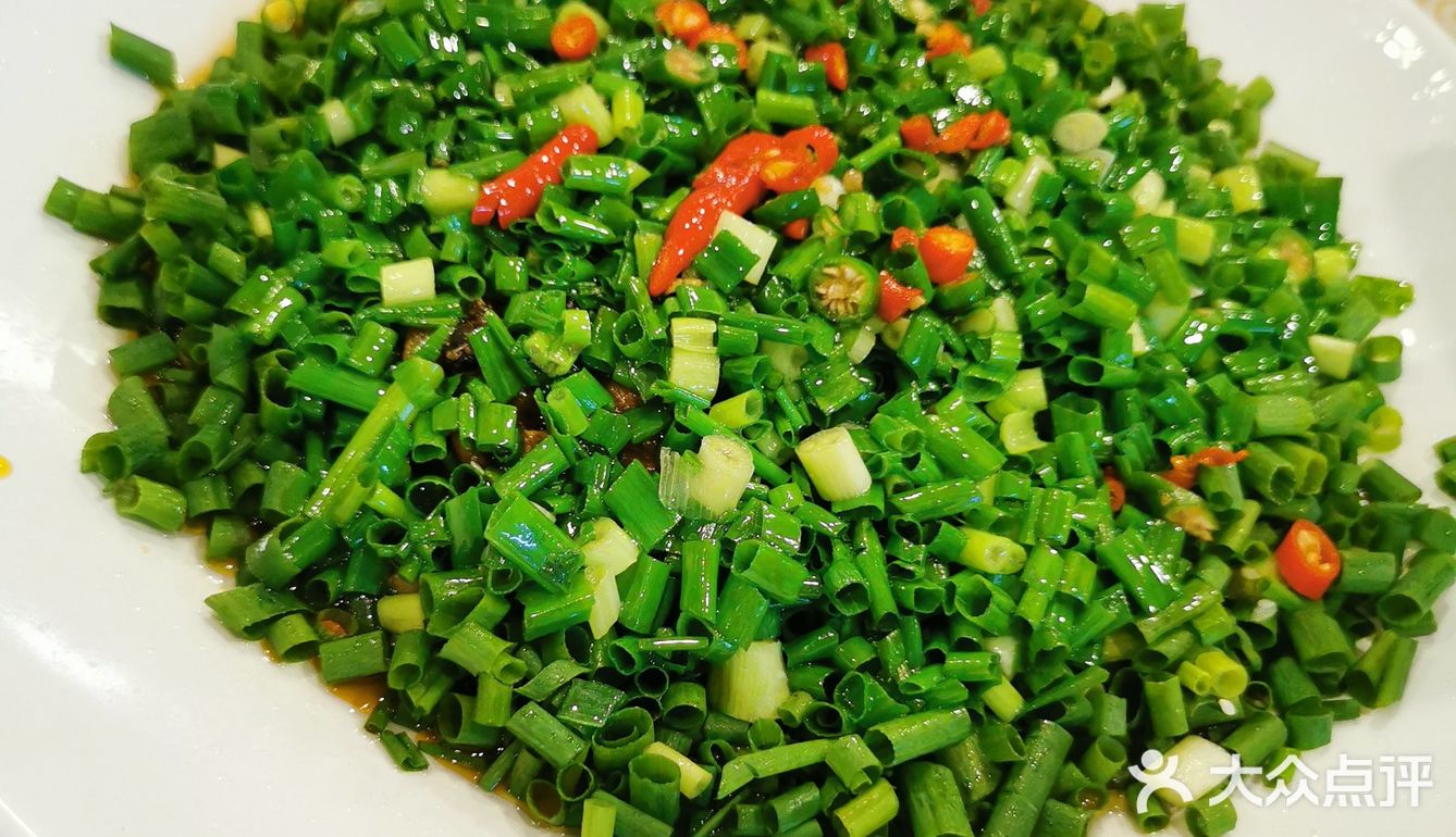 一边吃辣子鸡一边是兔!辣子鸡就是煸的很干,然后吃起很想