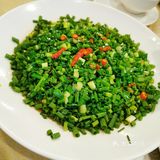 一边吃辣子鸡一边是兔!辣子鸡就是煸的很干,然后吃起很想