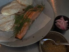 烟熏三文鱼配烤饺子皮和芥末籽酱-BOR Eatery(安福路店)