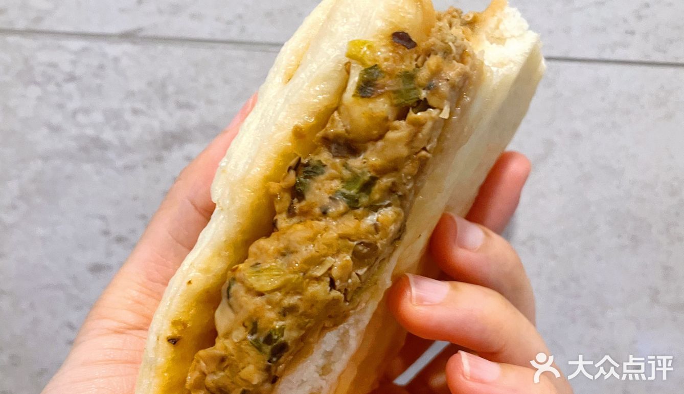 自制早饭之肉龙卷和杂豆包～