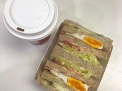 牛肉鸡蛋鲜蔬三明治-瑞幸咖啡(尚都国际店)