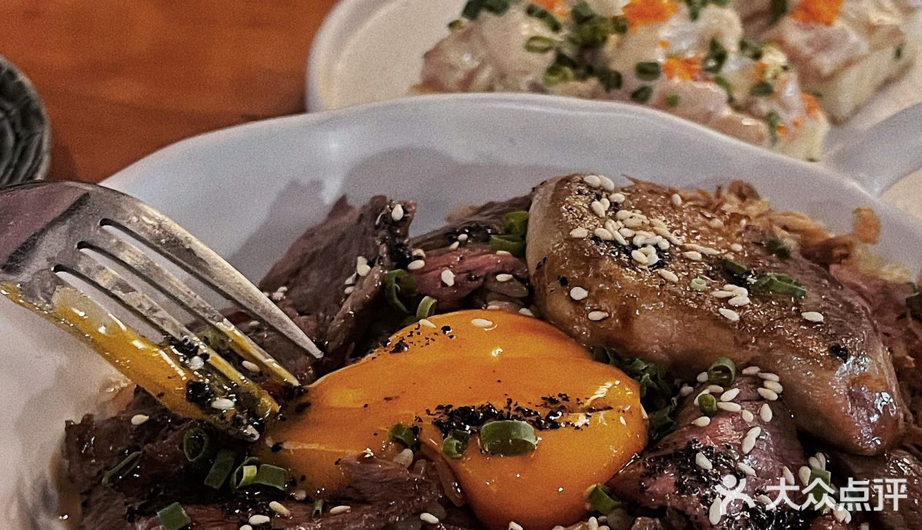 谁能拒绝上海这碗黑松露鹅肝和牛饭！值得n刷