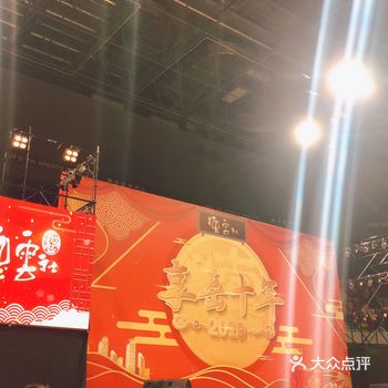 很接地气哈。笑点都蛮多的哈，一年看一次这个蛮爽的哈