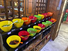 自助调料区-果松木炭酸菜铜火锅·外婆参鸡汤