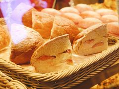 草莓乳酪包-山崎面包(苏州中心店)