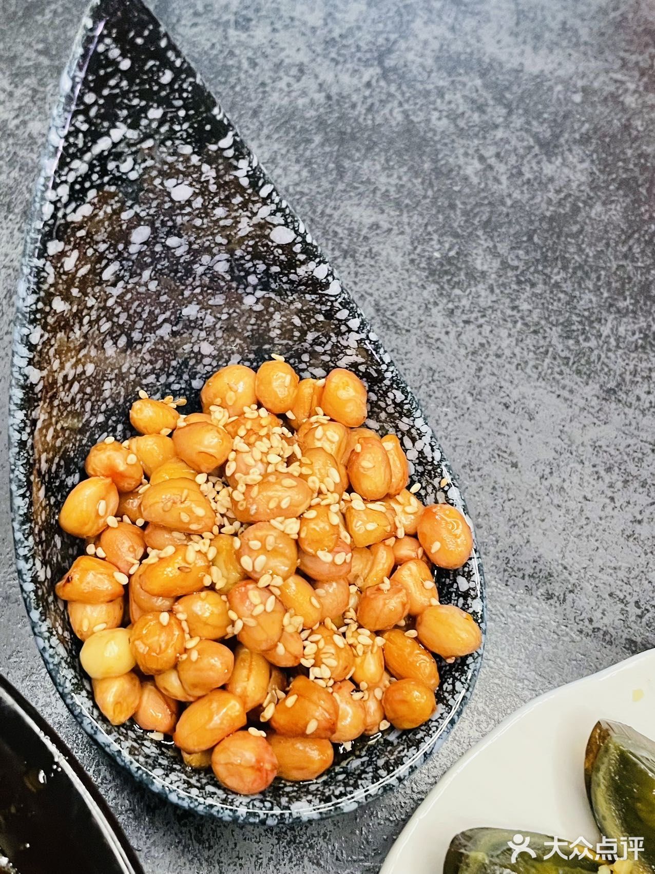 我跟朋友聚会来到了伍和庄皇家啤酒花园，这里不仅有美食