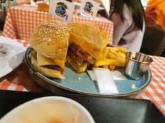 芝士火山熔岩牛肉汉堡-鲨鱼美式餐厅酒吧Sharky