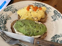 牛油果鸡蛋吐司-The Daily Fix Cafe