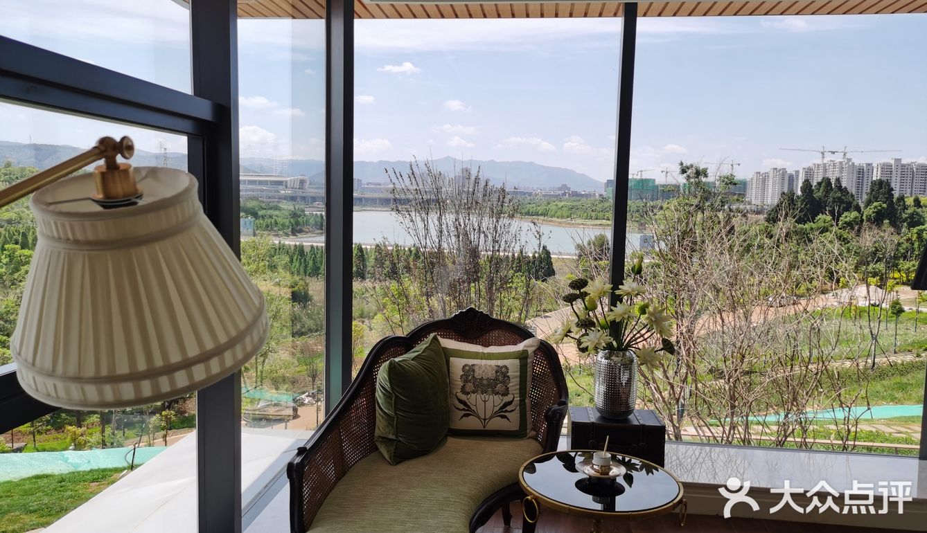 我们是把车停在山语桃源售楼部门口，然后环湖一圈