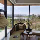 我们是把车停在山语桃源售楼部门口，然后环湖一圈