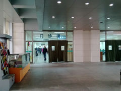 楼内的门诊楼入口处-首都医科大学附属北京同仁医院(南区)