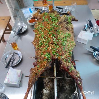 今天我们就来吃了。这家烤羊我们每年冬天都会来吃