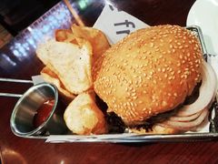 菠萝牛油果牛肉汉堡-bluefrog蓝蛙(水游城店)