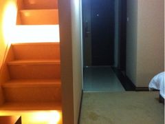 -地中海阳光大酒店(南昌红谷滩学府大道地铁站店)