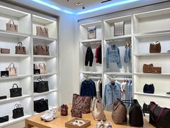 -百年港湾奥特莱斯(香炉礁店)