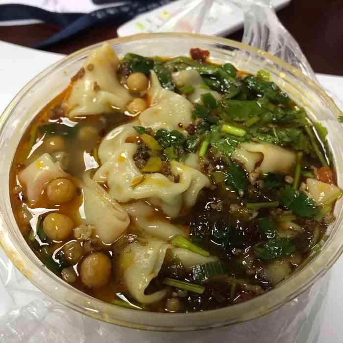 点外卖,问我吃不吃,我就想着试试看～～～ 2我点的是小份的红油抄手