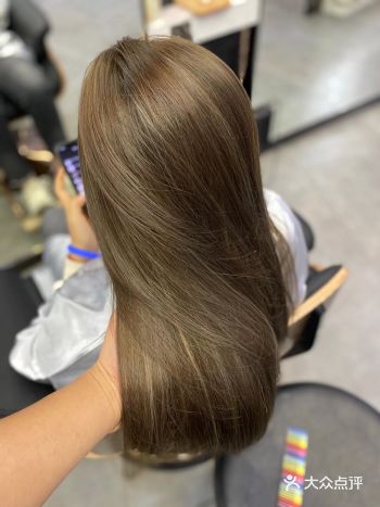 因为加入了雾面灰，白皮妹子染更是首选