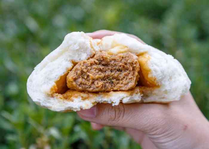 麻油菜包-"只买了一个麻油菜包 本来还想买个大肉包来.