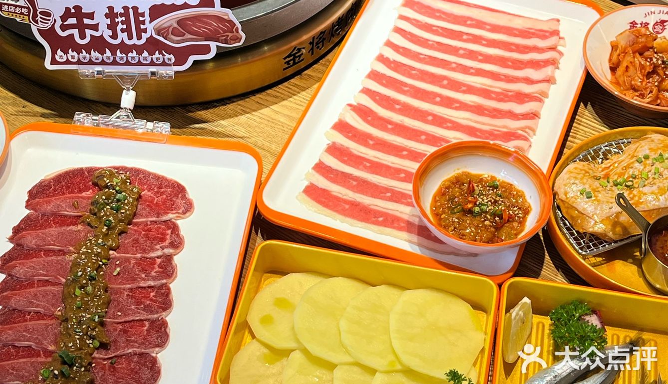这家烤肉还挺火🔥