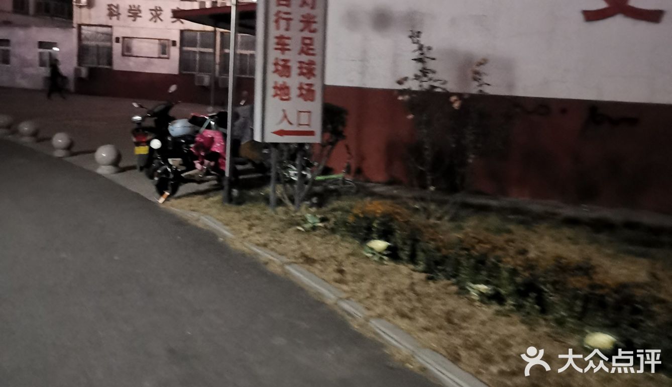 草皮修过一次。踢球体验不错